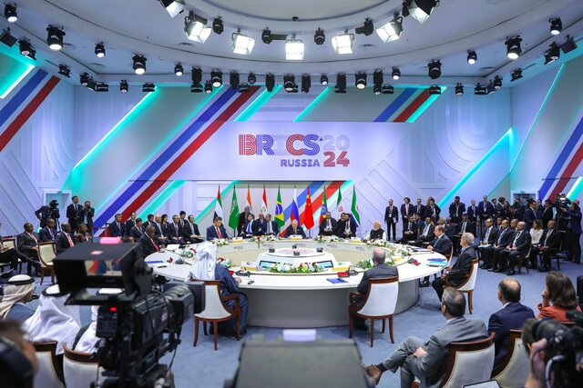 /۴فروردین/آماده/کولهبار «وفاق» در سفر به شمال و جنوب جهان