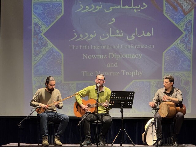 اهدای نشان به کارگردان فیلمهای «بچه مردم» و «چشم بادومی»