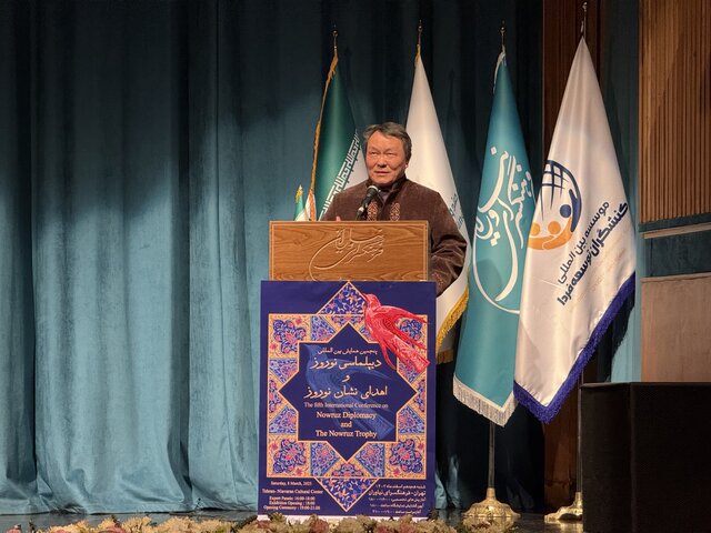 اهدای نشان به کارگردان فیلمهای «بچه مردم» و «چشم بادومی»