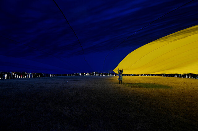 نمایش بزرگترین پرچم اوکراین توسط معترضان در نزدیکی کاخ سفید