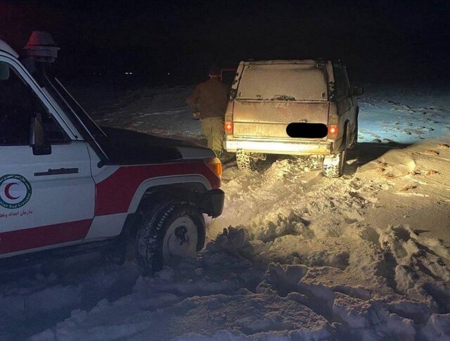 امدادرسانی به ۱۵ گرفتار برف و بوران در شهمیرزاد