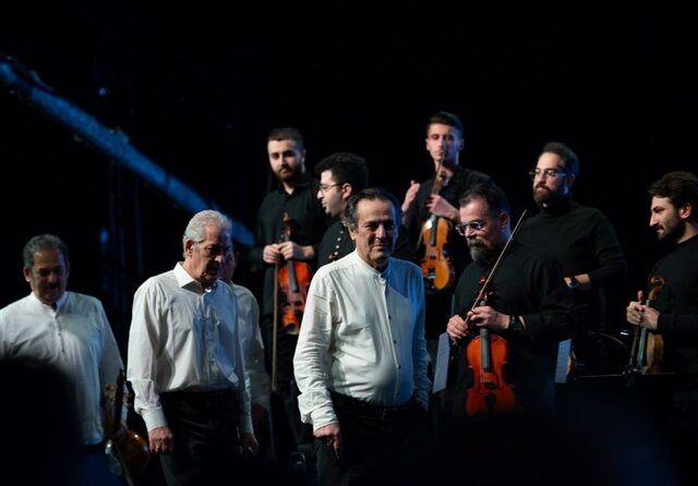 کامکارها به بانوان ادای احترام کردند/ پشت ما به مردم گرم است کامکارها به بانوان ادای احترام کردند/ پشت ما به مردم گرم است