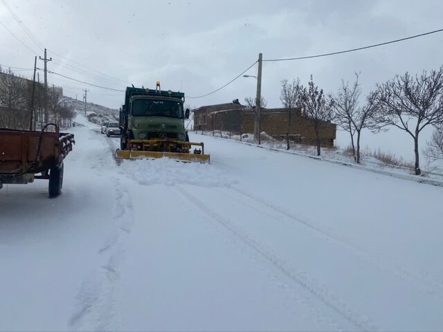 تصویر آرشیوی است نجات ۳۶ خودروی گرفتار در برف/ برفروبی ۴۲۰ کیلومتر از راههای مهدیشهر