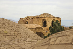 بیمارستان شامل دو قسمت مجزای زنانه و مردانه، کلیسا، محل‌هایی برای اقامت پزشکان و پرستاران و یک مرکز برای درمان سرپایی بیماران است