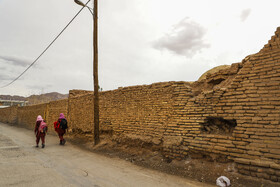 جداره‌ها و حصار اطراف بیمارستان به علت عدم رسیدگی و توجه کافی استحکام خود را از دست داده و خطر جدی برای عابرین که از کنار این حصار عبور می کند محسوب می شوند