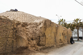 جداره‌ها و حصار اطراف بیمارستان به علت عدم رسیدگی و توجه کافی استحکام خود را از دست داده و خطر جدی برای عابرین که از کنار این حصار عبور می کند محسوب می‌شوند