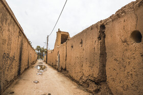 جداره‌ها و حصار اطراف بیمارستان به علت عدم رسیدگی و توجه کافی استحکام خود را از دست داده و خطر جدی برای عابرین که از کنار این حصار عبور می‌کنند محسوب می شود