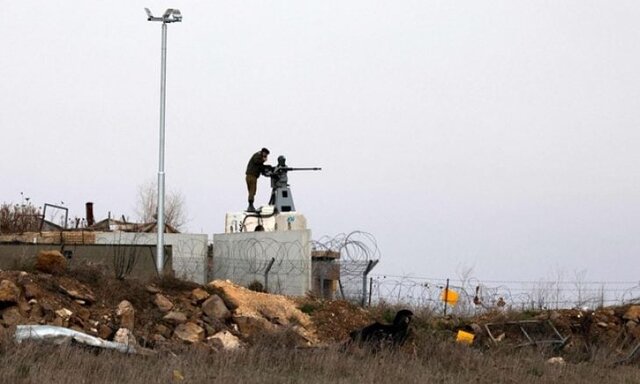 سرباز ارتش رژیم صهیونیستی در منطقه حائل در نزدیکی قنیطره سوریه، ۵ ژانویه ۲۰۲۵ هشدار نویسنده صهیونیست درباره ماجراجویی اسرائیل در سوریه