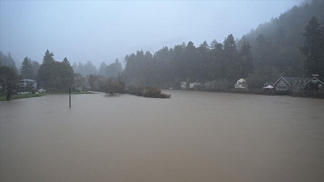 عکس: گتی ایمجز وقوع سیل در سواحل طوفانزده استرالیا و ادامه خاموشیها