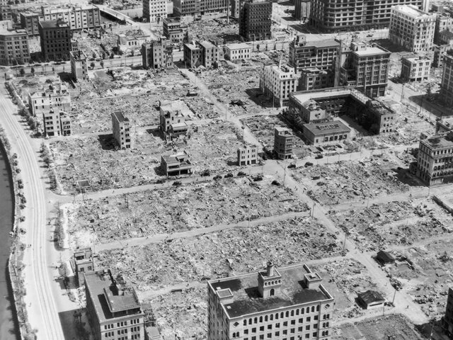 تصویری از خرابیهای توکیو پس از بمباران بازماندگان بمباران توکیو به دنبال غرامت هستند