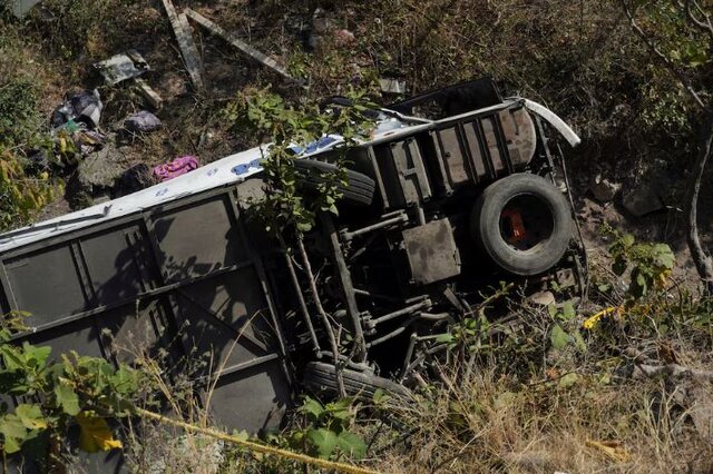 عکس: رویترز واژگونی اتوبوس در جنوب مکزیک ۱۱ قربانی گرفت