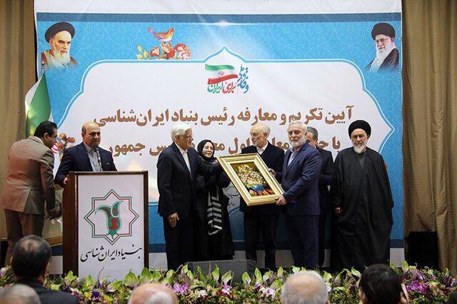 وظیفه ایرانشناسان در مقابل تهاجم فرهنگی/ زبان فارسی نماد وحدت و انسجام ملی