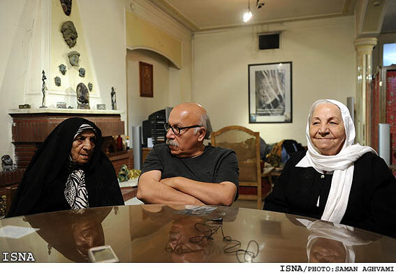 از راست به چپ زنده یاد احترام سادات حبیبیان،علیرضا داودنژاد و زندهیاد کبری حسنزاده «اشرف سادات» فیلمهای داودنژاد از دنیا رفت