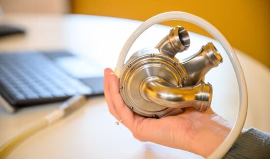 قلب مصنوعی کامل BiVACOR اولین پمپ خون چرخشی قابل کاشت در جهان است که می تواند به عنوان یک جایگزین کامل برای قلب انسان عمل کند. یک بیمار استرالیایی رکوردِ زنده ماندن با قلب مصنوعی را زد