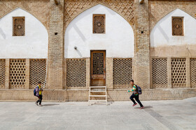 وجود مدارس در کنار مسجد لنبان، این بنا به محلی برای بازی کودکان تبدیل شده است. 