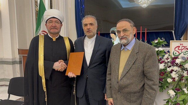 اهدای نسخه نفیس سفرنامه "ابنفضلان" از سوی سفیر ایران به رییس شورای مفتیان روسیه