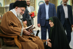 دیدار جمعی از شاعران و اهالی فرهنگ و ادب فارسی با رهبر انقلاب