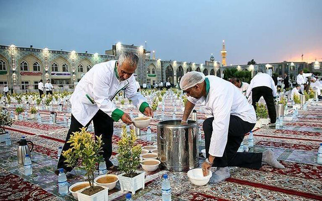 ویدیو/ توزیع ۱۰۰۰۰ افطاری و گلآرایی حرم رضوی در شب میلادامام حسن (ع) ویدیو/ توزیع ۱۰۰۰۰ افطاری و گلآرایی حرم رضوی در شب میلادامام حسن (ع)