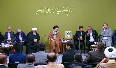 ببینید/ اشکهای رهبر انقلاب برای شعری دربارۀ مکالمه شهیدان باکری و کاظمی ببینید/ اشکهای رهبر انقلاب برای شعری دربارۀ مکالمه شهیدان باکری و کاظمی