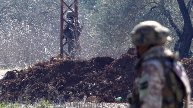 سرباز اسرائیلی اسلحه خود را به سمت سرباز لبنانی در دیر میماس نشانه رفته، ۲ فوریه ۲۰۲۵ مساله عادیسازی روابط لبنان با رژیم صهیونیستی کنار میرود