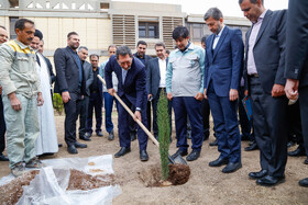 آئین درخت کاری با حضور سید محمد اتابک، وزیر صنعت، معدن و تجارت و حمعی از مسئولین