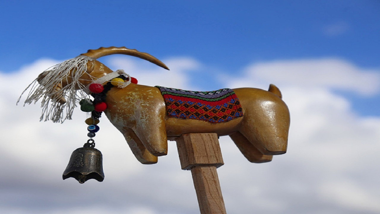 قصه مردی که با عروسکش، بهار را نوید میدهد