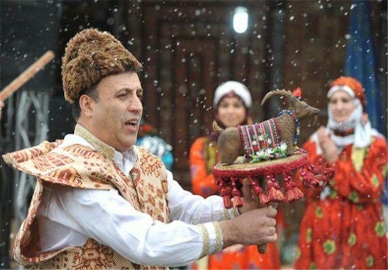 قصه مردی که با عروسکش، بهار را نوید میدهد