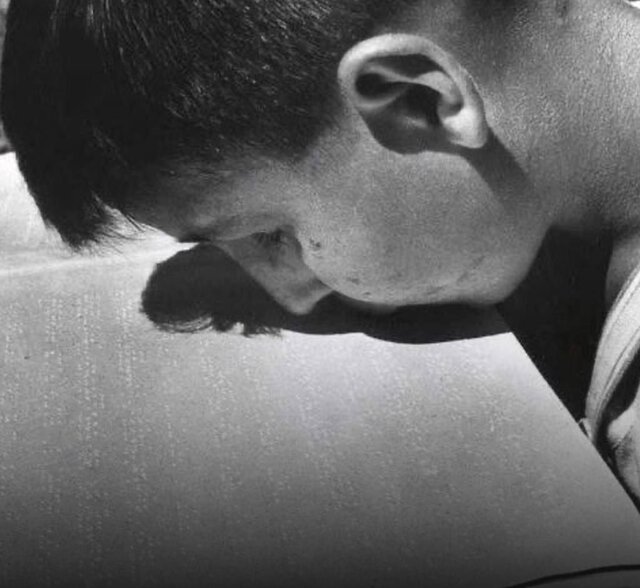 مردی که با لبهایش خط بریل را یاد گرفت