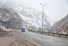 بارش برف و  باران  و ترافیک روان در محور سوادکوه استان مازندران