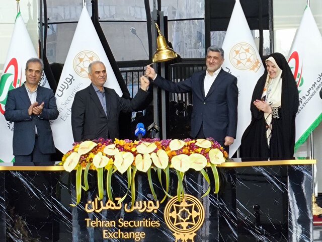 نواختن زنگ آغاز معاملات بورس در سال جدید نواختن زنگ آغاز معاملات بورس در سال جدید