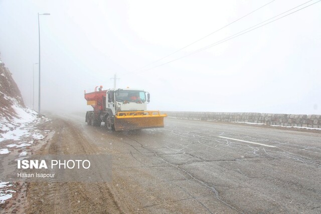 بارش برف در گردنه اسدآباد/ رانندگان از سفرهای غیرضروری خودداری کنند