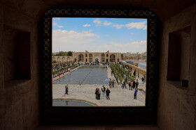 هندسه باغ بسیار دقیق بوده و سطح باغ را به دو بخش مستطیلی شکل عمود بر هم (باغ بیرونی و باغ اندرونی) تفکیک کرده است. محور تقارن مستطیل بزرگ‌تر، محور اصلی باغ اندرونی است که آب‌نمای بزرگ باغ به ابعاد ۱۹۴ در ۱۲ متر بر این محور منطبق است. در واقع این محور، همان محوری است که عمارت سردر را به عمارت هشتی متصل می‌کند. 