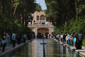 باغ دولتآباد نمایانگر پیوند عمیق بین طبیعت و معماری در فرهنگ ایرانی است و هنوز هم بهعنوان یک جاذبه توریستی محبوب، بازدیدکنندگان زیادی را به خود جلب میکند.