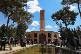 باغ دولت آباد علاوه بر اینکه از معماری هوشمندانه و شگفت انگیزی برخوردار است، میزبان بلندترین بادگیر جهان است که بر چشم نوازی آن افزوده است.