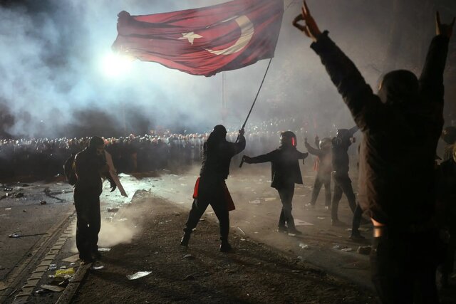 تظاهرات در اعتراض به بازداشت اماماوغلو اتحادیه اروپا پس از دستگیری اماماوغلو در روابط با ترکیه تجدیدنظر میکند