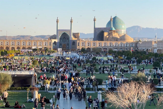 ویدیو/ بازار صنایع دستی اصفهان میزبان گردشگران نوروزی ویدیو/ بازار صنایع دستی اصفهان میزبان گردشگران نوروزی