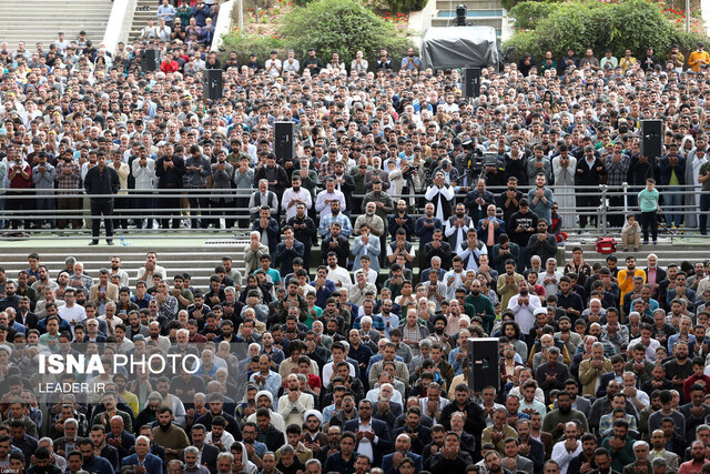 عکس آرشیوی است. سرویس رسانی تاکسیهای برقی به نمازگزاران عید سعید فطر برای نخستین بار