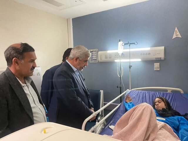 عیادت نماینده مردم جیرفت و عنبرآباد از مصدومان حادثه واژگونی اتوبوس در کرمان