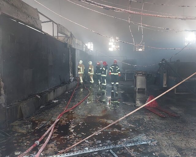 مهار آتش‌سوزی گسترده در کارخانه بسته‌بندی عسل در شهرک صنعتی شیراز