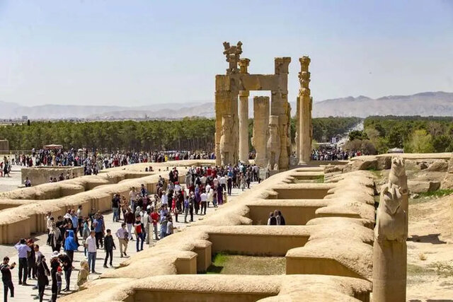 ببینید/ لمسِ تخت جمشید، بحران رفتار با آثار تاریخی ببینید/ لمسِ تخت جمشید، بحران رفتار با آثار تاریخی