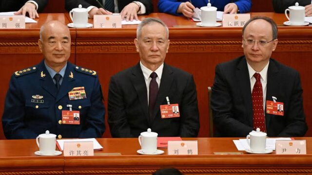 لیو هه (نفر وسط)، معاون نخست وزیر سابق چین فایننشال تایمز: پسر سزار اقتصادی سابق چین تحت تحقیقات ضد فساد قرار گرفته است