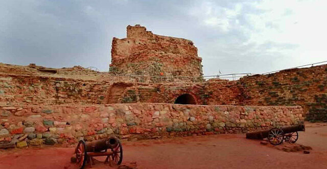 عکس تزیینی است قلعه پرتغالیها را که دیدم، زار زار گریه کردم!