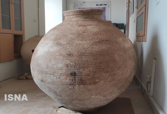 عکسهای جدید از خمرۀ نویافته در حوالی تخت جمشید و توضیحات بیشتر عکسهای جدید از خمرۀ نویافته در حوالی تخت جمشید و توضیحات بیشتر