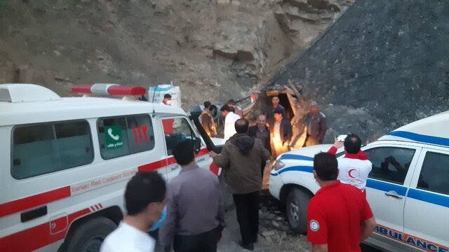 ۴ کارگر برای نجات ۳ معدنکار ابتدایی وارد تونل معدن شدند/ معدن از اسفند تعطیل بوده است ۴ کارگر برای نجات ۳ معدنکار ابتدایی وارد تونل معدن شدند/ معدن از اسفند تعطیل بوده است