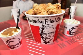 ببینید/ حمله بنگلادشی‌ها به یک شعبه KFC
