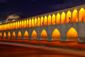 زایندهرود در آغوش شب