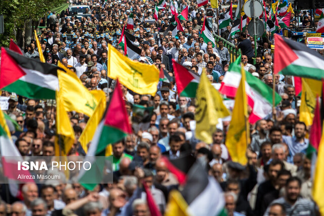 عکس آرشیوی است اجتماع بزرگ مردم قم در مسجد جمکران برگزار میشود