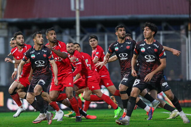 پرسپولیس همچنان در کورس قهرمانی با سپاهان و تراکتور است پرسپولیس همچنان در کورس قهرمانی با سپاهان و تراکتور است
