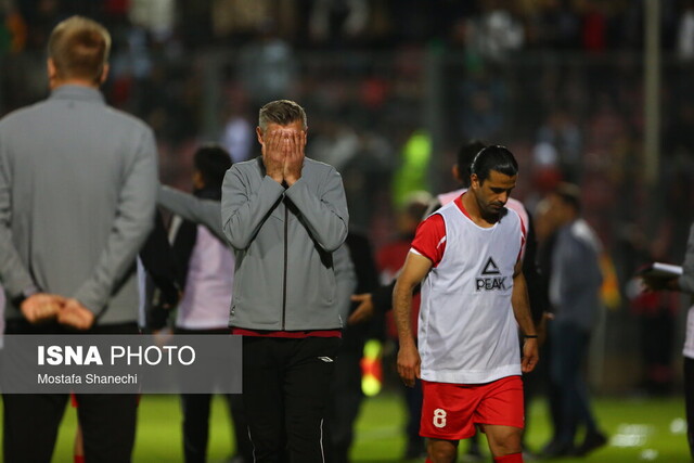 عکس آرشیوی است. قهر سرمربیان نساجی و هوادار با خبرنگاران!
