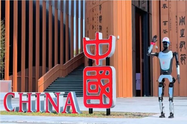 ربات انساننمای خوشامدگو و راهنما در نمایشگاه اکسپو ۲۰۲۵ ربات انساننمای خوشامدگو و راهنما در نمایشگاه اکسپو ۲۰۲۵